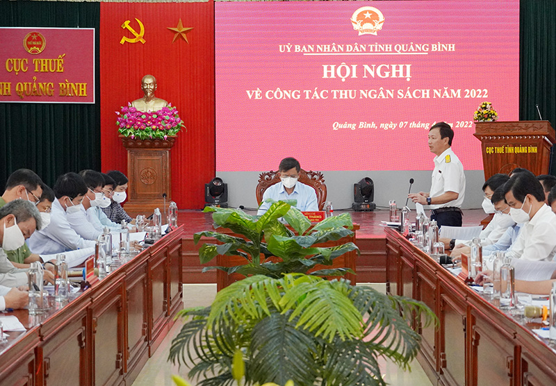 Đồng chí Cục trưởng Cục Thuế tỉnh báo cáo kết quả thu NSNN 3 tháng đầu năm 2022.