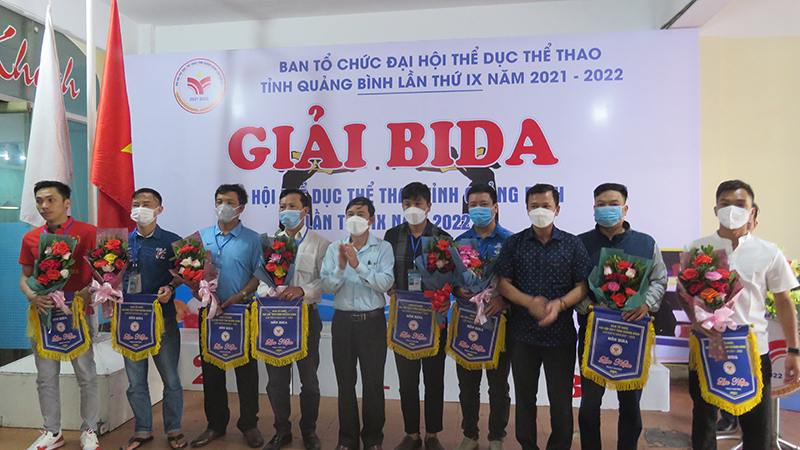 Ban tổ chức tặng hoa, cờ lưu niệm cho các đội tham dự giải