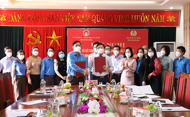 Lãnh đạo Sở LĐ-TB và XH và LĐLĐ tỉnh ký kết chương trình phối hợp công tác năm 2022.