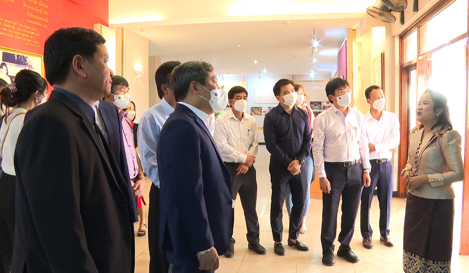 Đồng chí Bí thư Tỉnh ủy Vũ Đại Thắng và đoàn công tác tham quan Khu lưu niệm Chủ tịch Hồ Chí Minh ở Xiềng Vang, tỉnh Khăm Muộn
