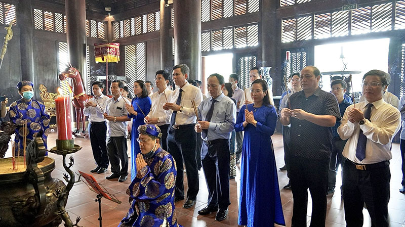 Các đồng chí lãnh đạo tỉnh viếng Đền thờ Đức Lễ Thành hầu Nguyễn Hữu Cảnh.