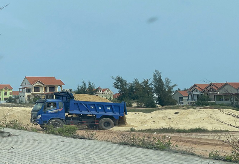 ...và vận chuyển trái phép ra khỏi khu vực thực hiện dự án 7.129 m3 cát.