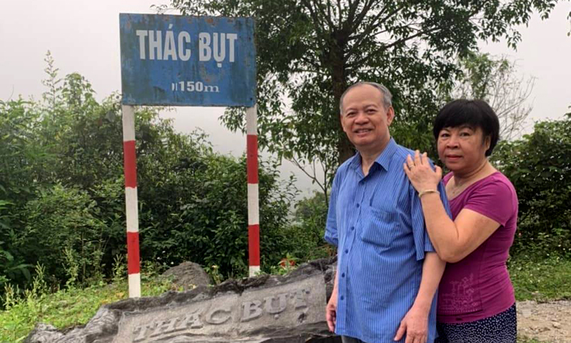 Vợ chồng ông Đinh Xuân Thảo trong một lần về quê và đi tham quan thác Bụt.