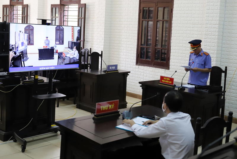 Đại diện Viện KSND tỉnh đọc cáo trạng truy tố tại phiên tòa trực tuyến