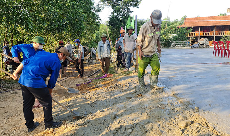 Đoàn viên thanh niên Sở NN-PTNT và xã Kim Thủy tham gia thực hiện công trình “Sân bóng chuyền kết hợp sân chơi” tại bản Hà Lẹc, xã Kim Thủy,