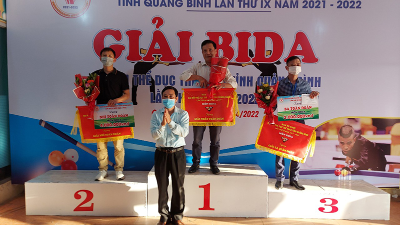 Ban tổ chức trao giải toàn đoàn cho các đơn vị có thành tích thi đấu xuất sắc
