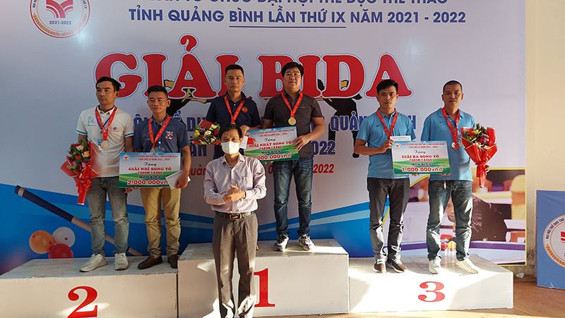 Ban tổ chức trao giải cho các cơ thủ thi đấu nội dung song to carom 3 băng