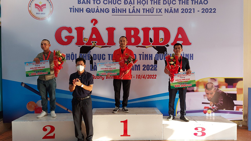  Ban tổ chức trao giải cho các cơ thủ thi đấu nội dung đơn nam carom 1 băng 