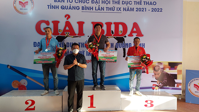 Ban tổ chức trao giải cho các cơ thủ thi đấu nội dung đơn nam carom 3 băng