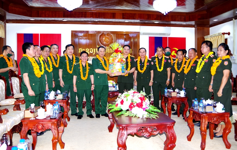 Đại tá Trịnh Thanh Bình, Chỉ huy trưởng BĐBP tỉnh dẫn đầu đoàn công tác tặng quà chúc tết cán bộ, chiến sĩ Bộ Chỉ huy Quân sự tỉnh Savannakhet, nước CHDCND Lào.