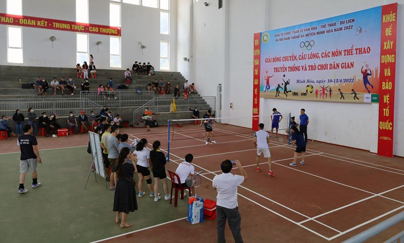Các vận động viên thi đấu tại giải cầu lông vào sáng 10/4/2022.