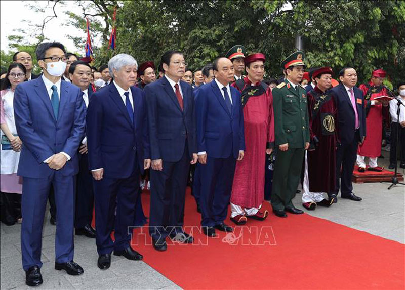  Chủ tịch nước Nguyễn Xuân Phúc cùng Lãnh đạo Đảng, Nhà nước dâng hương tưởng niệm các Vua Hùng tại Khu Di tích lịch sử Quốc gia đặc biệt Đền Hùng (tỉnh Phú Thọ). (Ảnh: Thống Nhất/TTXVN)