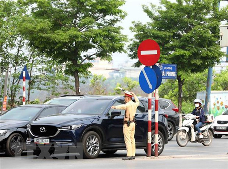 Lực lượng CSGT phân luồng, điều tiết giao thông tại đường Giải Phóng lối vào Quốc lộ Pháp Vân-Cầu Giẽ. (Ảnh: Phạm Kiên/TTXVN)