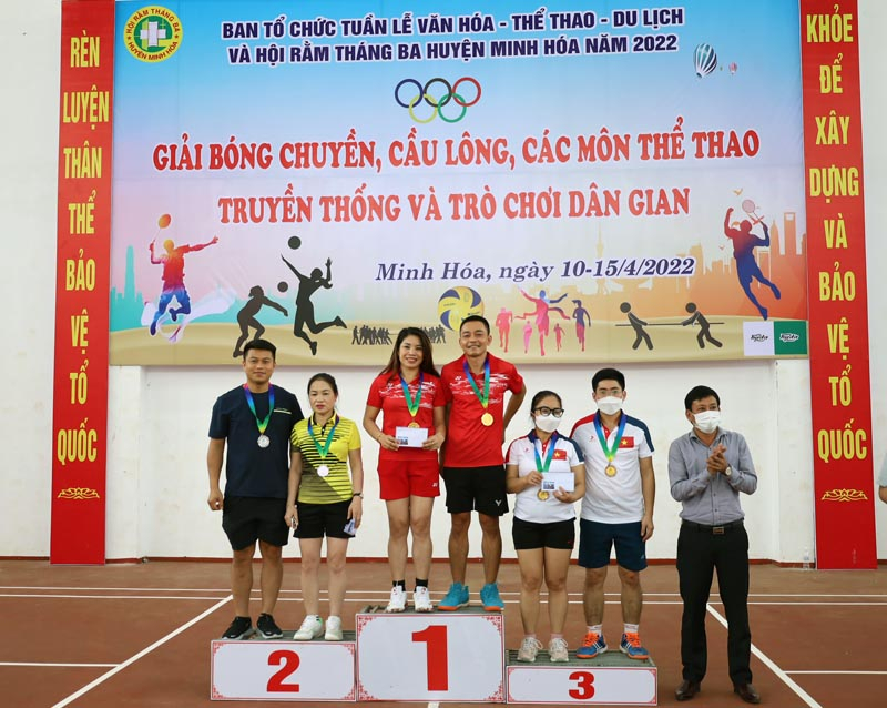 Các VĐV thi đấu ở nội dung đôi nam-nữ ở độ tuổi trên 35 đạt giải