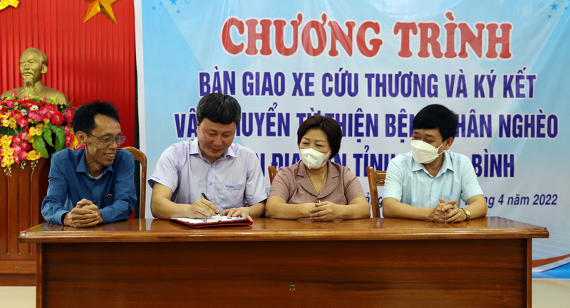 Các bên liên quan ký kết văn bản ghi nhớ về việc vận chuyển từ thiện bệnh nhân nghèo