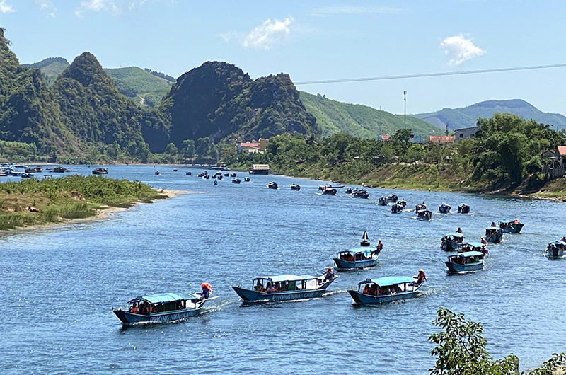Những đoàn thuyền du lịch lại đông đúc ngược xuôi trên sông Son. 