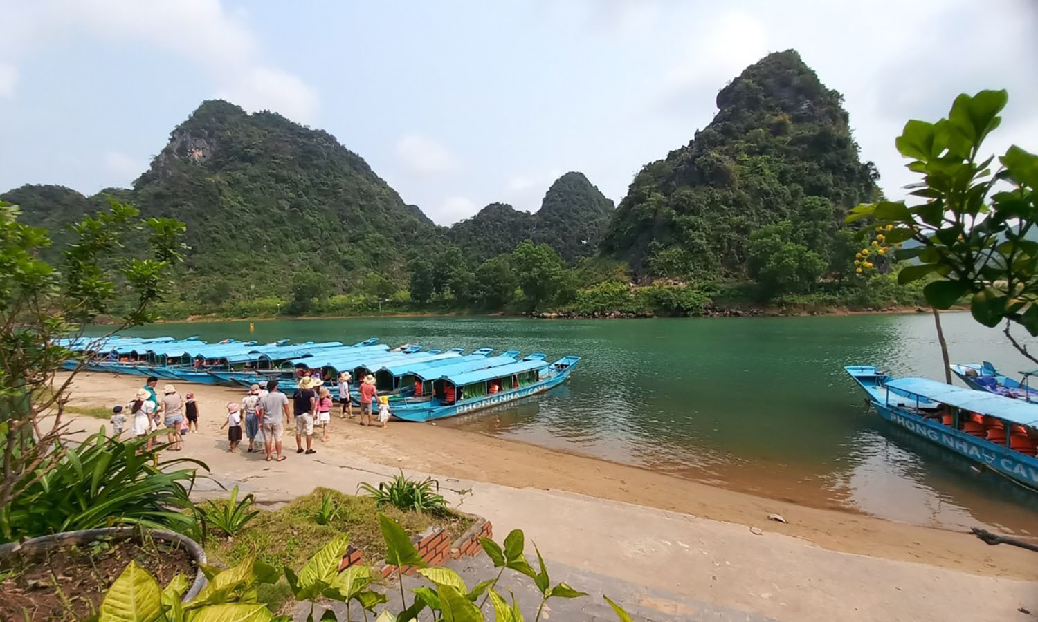 Bến thuyền Phong Nha tấp nập trở lại sau thời gian chịu ảnh hưởng của dịch Covid-19