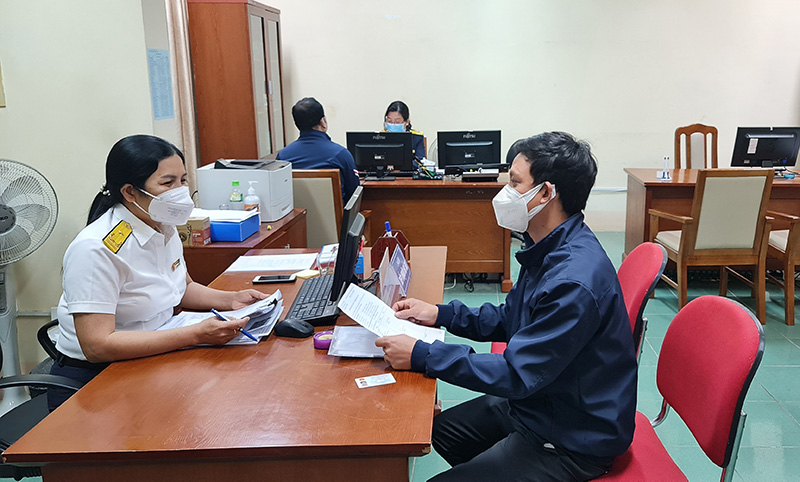 Cán bộ, công chức ngành Thuế tỉnh hỗ trợ người nộp thuế làm thủ tục kê khai thuế.