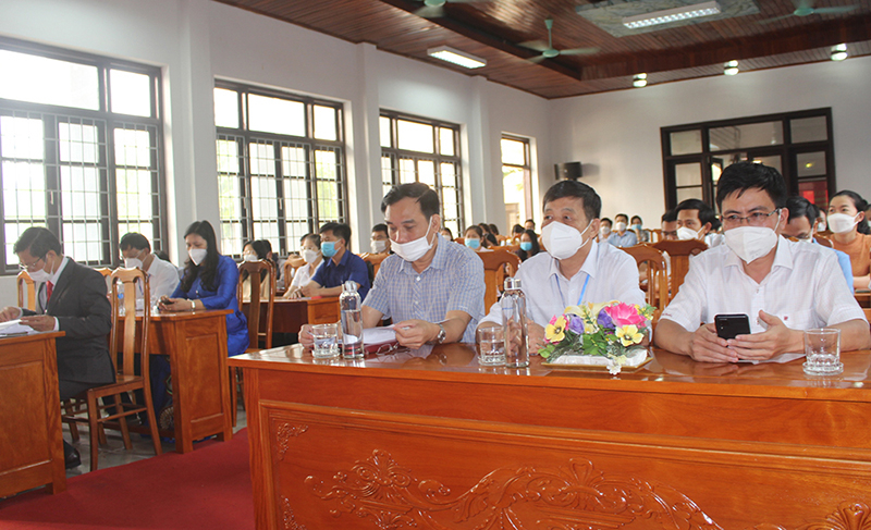  Các đại biểu tham dự lễ khai giảng.