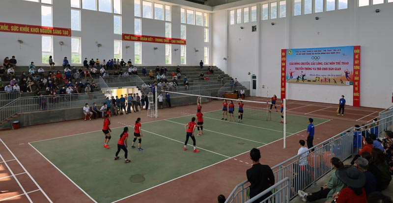 Các VĐV nữ tham gia thi đấu bóng chuyền.