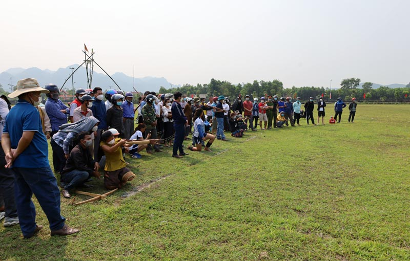 Các VĐV tham gia thi đấu bộ môn bắn nỏ.