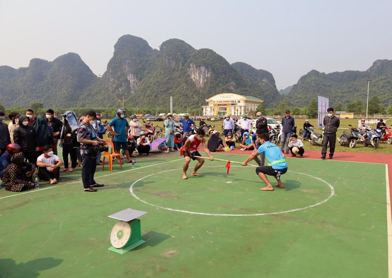 Các VĐV tham gia thi đấu ở bộ môn đẩy gậy.