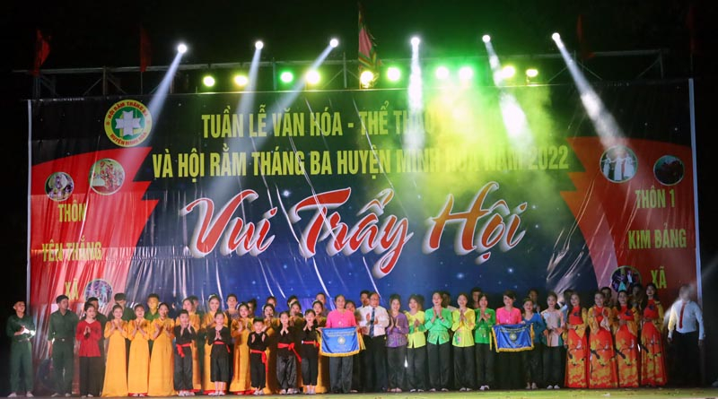 Ban tổ chức trao cờ lưu niệm cho hai đội thi.