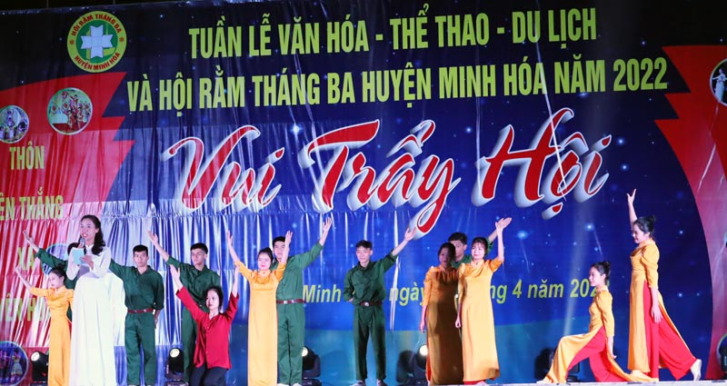 Các tiết mục văn nghệ mang đậm dấu ấn văn hóa truyền thống của vùng đất, con người  Minh Hóa.