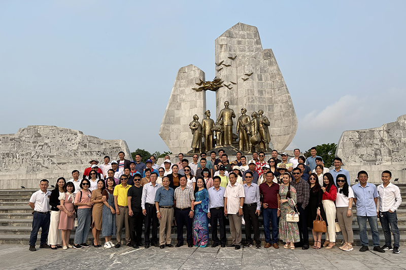Đoàn famtrip tham quan Quảng trường Hồ Chí Minh (TP. Đồng Hới).