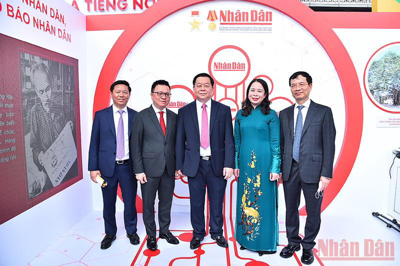 Trưởng Ban Tuyên giáo Trung ương Nguyễn Trọng Nghĩa, Phó Chủ tịch nước Võ Thị Ánh Xuân, Chủ tịch Hội Nhà báo Việt Nam Lê Quốc Minh cùng các đại biểu tại gian trưng bày của Báo Nhân Dân. (Ảnh: THỦY NGUYÊN)
