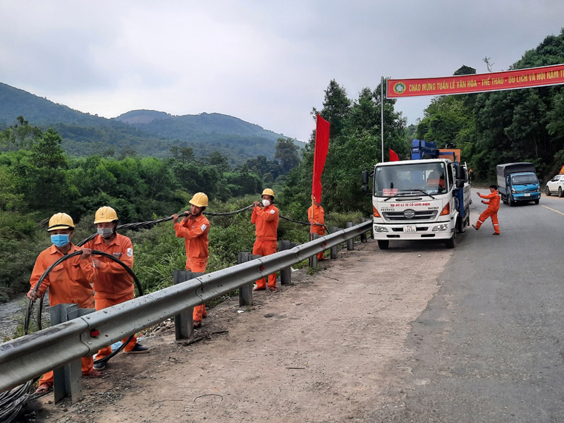Công nhân Điện lực Minh Hóa đang kéo điện để cấp cho chương trình nghệ thuật thực cảnh “Huyền tích Thác Bụt”