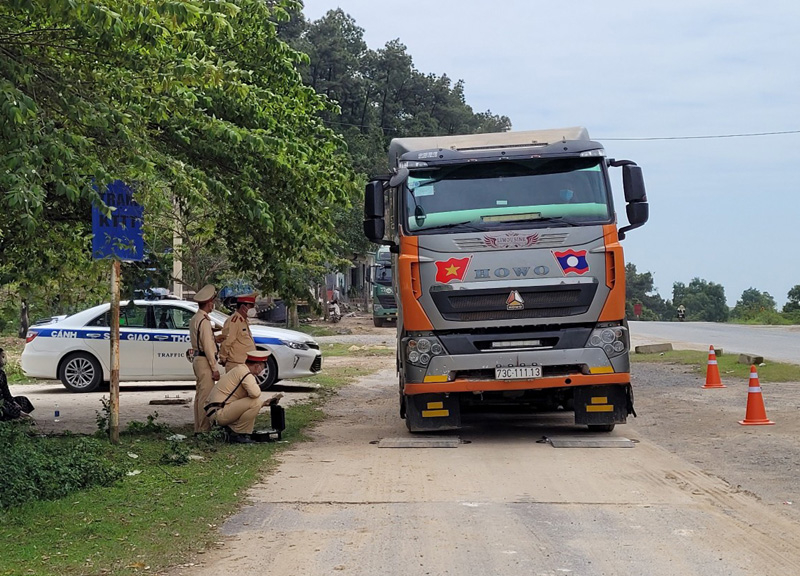 Lực lượng CSGT cân tải trọng xe ô tô tải chở hàng có dấu hiệu vi phạm...