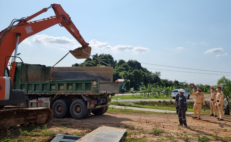 Xe ô tô tải vi phạm kích thước thùng xe bị CSGT yêu cầu cắt bỏ phần vi phạm để trả lại hiện trạng bạn đầu.
