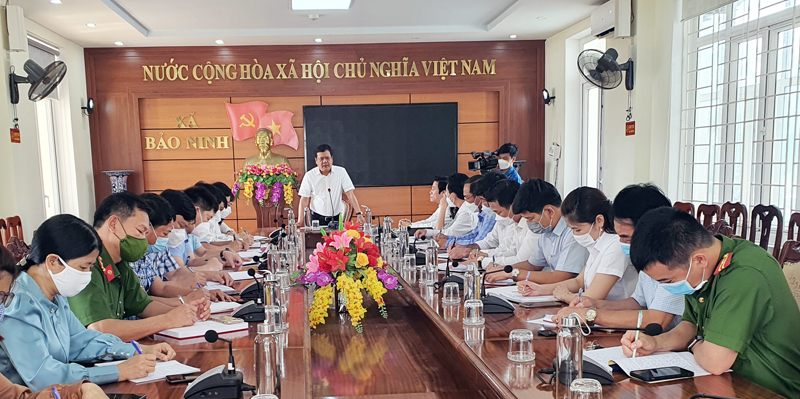 Đồng chí Bí thư Thành ủy Đồng Hới Trần Phong phát biểu tại buổi làm việc.