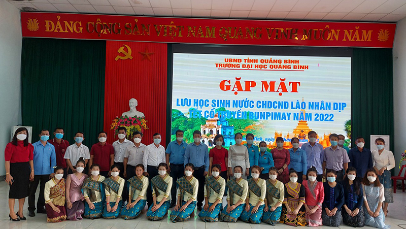 Cán bộ, LHS Lào chụp ảnh lưu niệm với đại biểu tại buổi gặp 