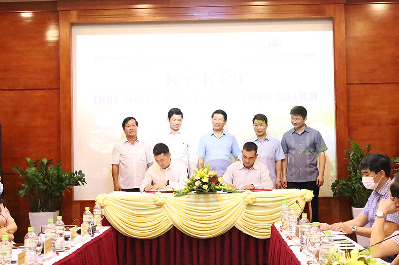 Sở Du lịch Quảng Bình và Sở Du lịch Ninh Bình ký kết biên bản phối hợp phát triển du lịch. 