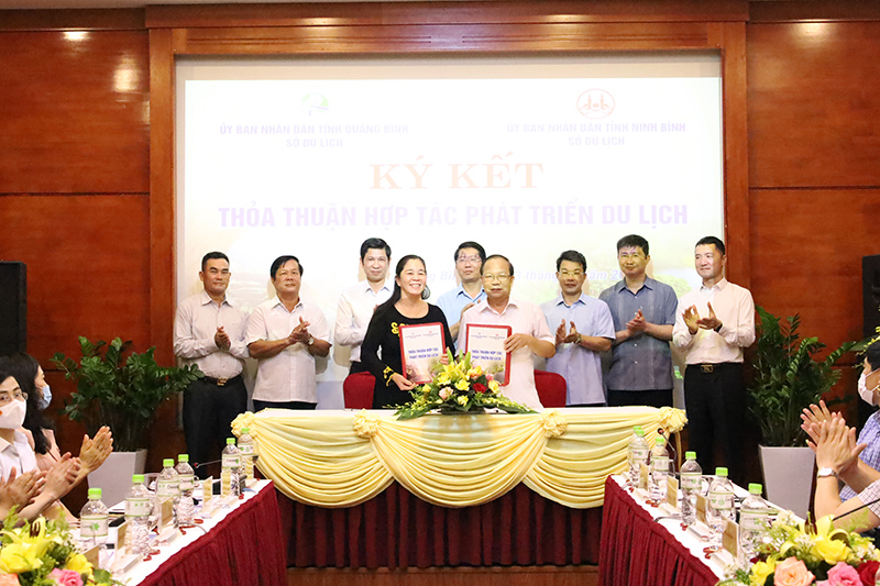 ký kết biên bản phối hợp phát triển du lịch.