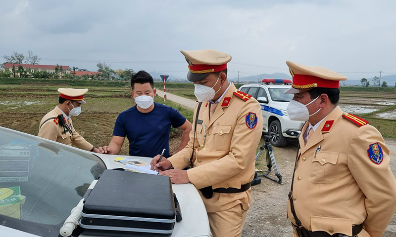 Cán bộ, chiến sĩ TT, KS bảo đảm TTATGT luôn tuân thủ quy định phòng chống dịch Covid-19.