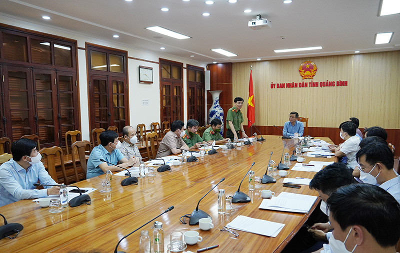 Các đại biểu thảo luận tại cuộc họp.