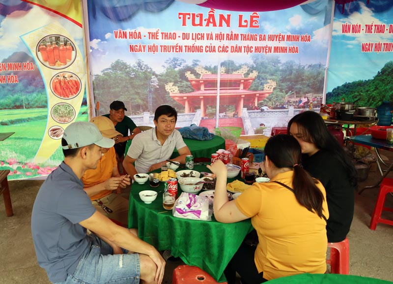 Khách hàng sử dụng các món ăn đặc sản ngay tại các gian hàng.