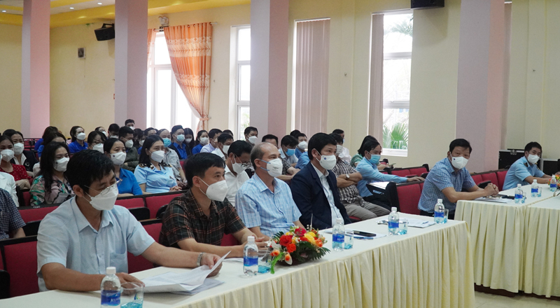 Các đại biểu tham dự lễ. 