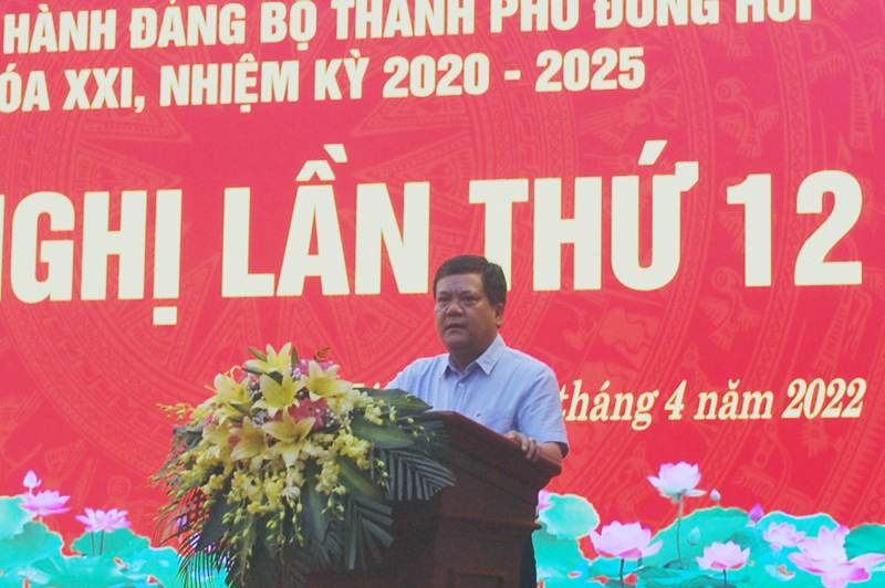 Đồng chí Trần Phong, Ủy viên Ban Thường vụ Tỉnh ủy, Bí thư Thành ủy Đồng Hới phát biểu kết luận tại hội nghị. 