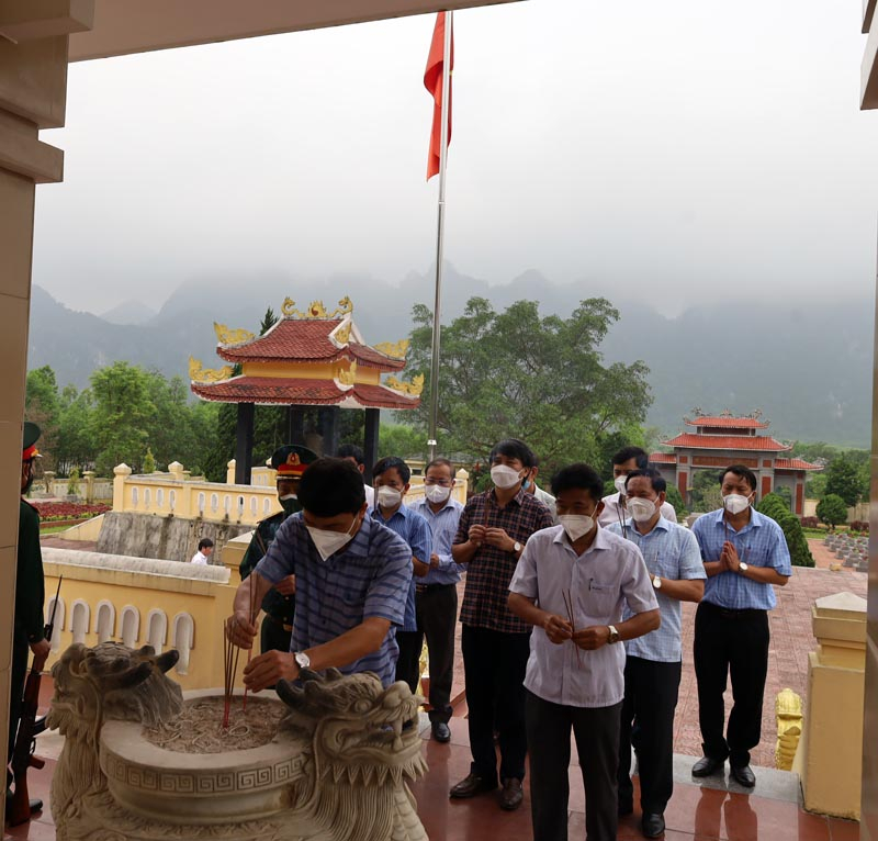 Các đồng chí lãnh đạo Huyện ủy, HĐND, UBND, UBMTTQVN huyện Minh Hóa và các cơ quan, ban, ngành, đoàn thể trên địa bàn đến dâng hương tại Nghĩa trang liệt sỹ huyện Minh Hóa.