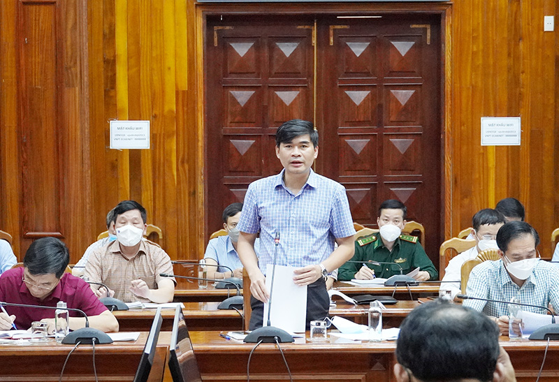 Đại diện lãnh đạo Sở KH và ĐT báo cáo tiến độ thực hiện Dự án thành phần 2- cầu Nhật Lệ 3.