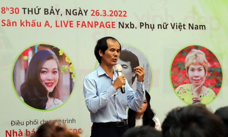 “Người của giang hồ”-Nguyễn Hồng Lam giao lưu cùng độc giả nhân dịp ra mắt cuốn sách “Bản tình ca khúc khuỷu”.
