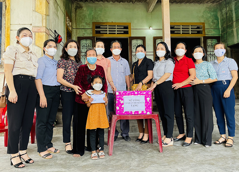  Ban Nữ công cơ quan Huyện ủy Bố Trạch tặng quà hỗ trợ cho cháu Nguyễn Thị Mỹ Lành.