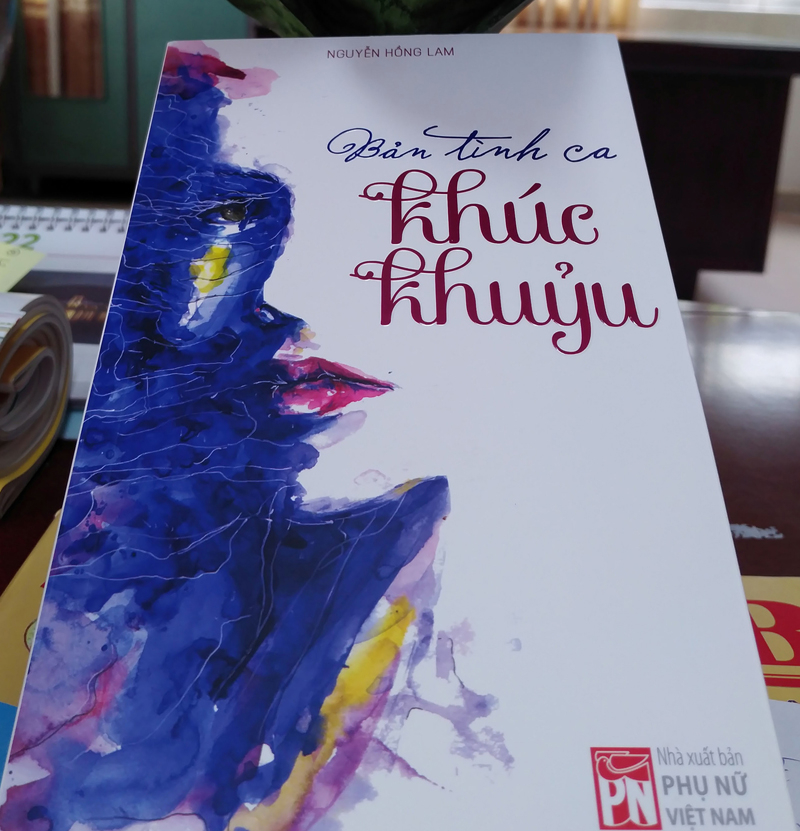 Cuốn sách “Bản tình ca khúc khuỷu”, tác giả Nguyễn Hồng Lam.