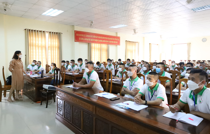 Người lao động tham gia lớp đào tạo định hướng trước ngày xuất cảnh.