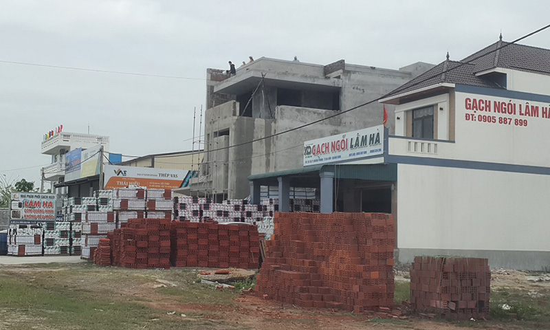 Nhiều cửa hàng kinh doanh VLXD trên địa bàn phải tăng giá để bù chi phí vận chuyển.