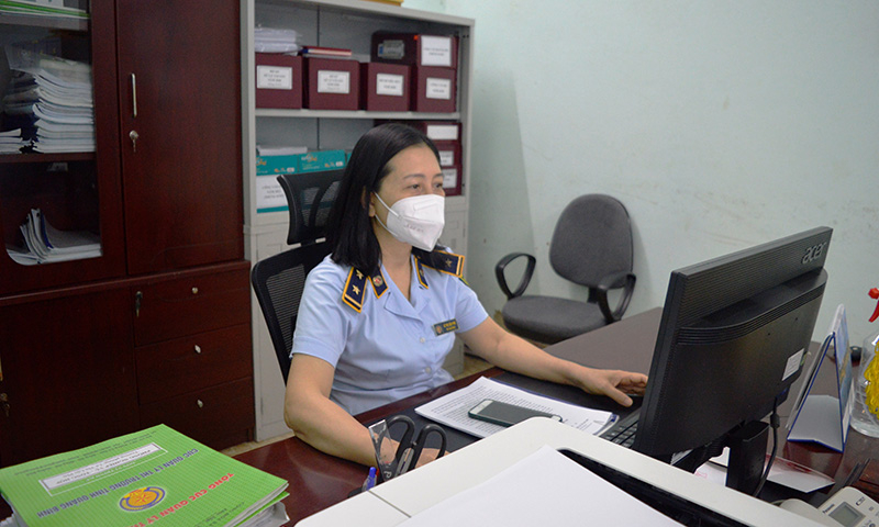 Cán bộ Cục QLTT tỉnh xử lý công việc qua các hệ thống, ứng dụng trực tuyến hiệu quả và nhanh chóng.